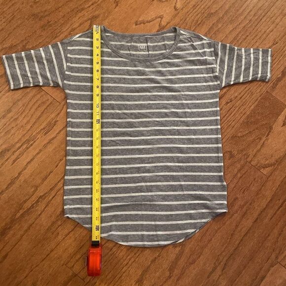 Gap size XS gray and silver T-shirt, the silver is sparkly. See picture. - Picture 5 of 6